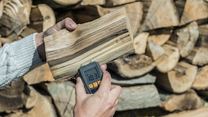 Es ist wichtig die Feuchtigkeit in Brennholz zu messen